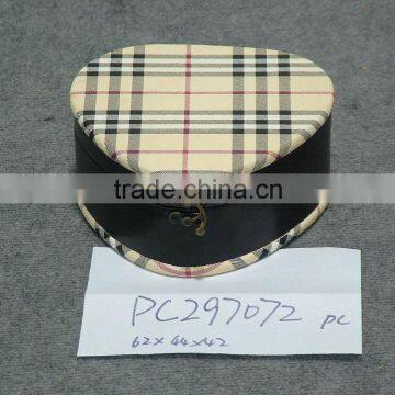 Vintage wooden lattice leather heart-shaped jewelry box