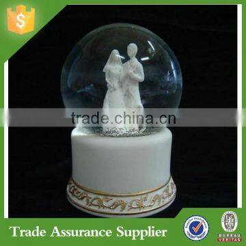 New products customized white resin snow globe wedding souvenir for wedding gifts