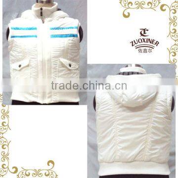 Padded sleeveless jacket with hood for lady