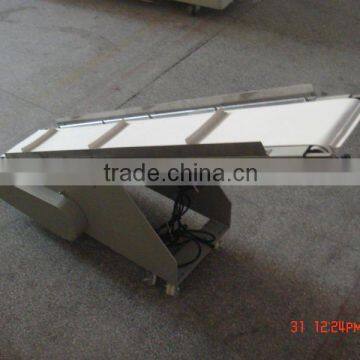 Inclining finished packing product conveyor