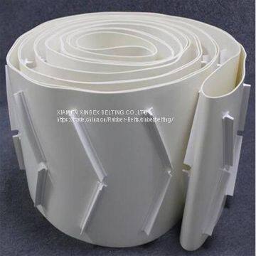 PVC White Special Chevron Conveyor Belt With Sliding Guides Inclined Conveying