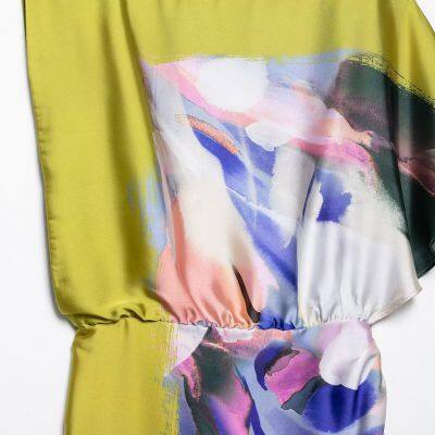 2025 Novo Estilo da Primavera Europeu e Americano, Vestido Imprimido Assimétrico de Manga única e Colar Redondo para Mulheres