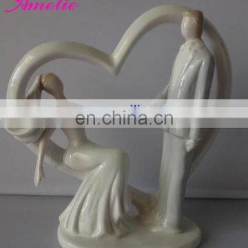 A07380 New Arrival Stock Market Bride Groom Porcelain Wedding Cake Topper