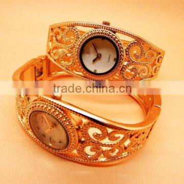 Factory wholesale Golden cheap bangle watch for women