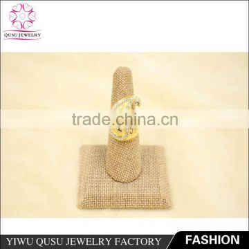 2015 yiwu new products gold plated ring with engrave pattern and white rhinestone