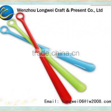 long plastic shoe horns/decorative shoe horn