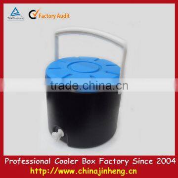 Portable plastic ice cooler box