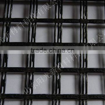 Uniaxial polyester geogrid used for earth retaining wall