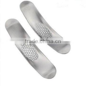 Cy282 Curved Garlic Stainless Steel 304/430 Multi-functional Manual Garlic Creative Twist Garlic Kitchen Worn Garlic photo-2