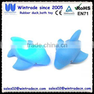 wholesale rubber dolphin squirt water led bath toy