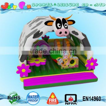 barn theme inflatable jumping bouncer, jumping castle bed for toddler with cow roof cover