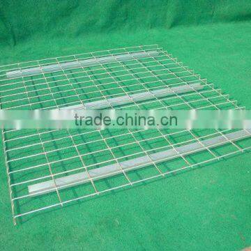 Welded wire mesh decking for pallet rack