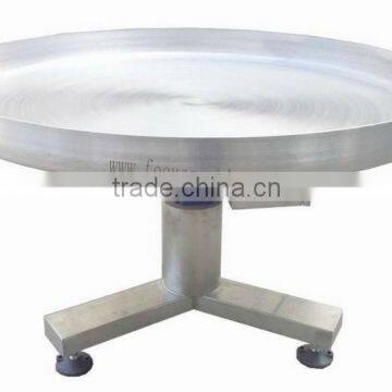 Speed adjustable finished products rotary table for pouches or bottles packaging line