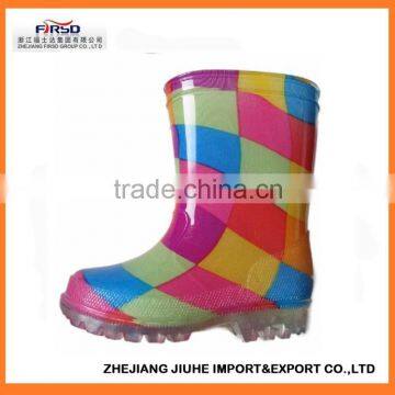 2014 last cute kids' pvc rain boots with colorful tartan pattern