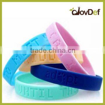 2016 custom silicone bracelets with embossed print design