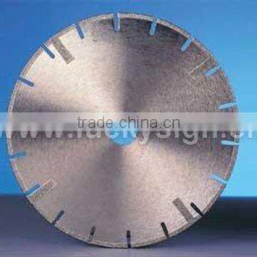 Segmented diamond saw blade