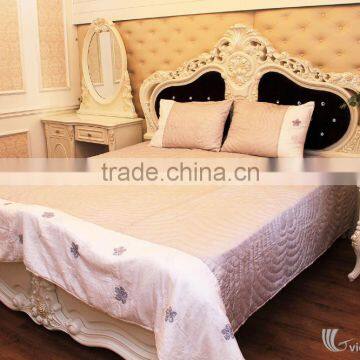 Hand embroidered blanket and pillowcases made from 100% natural silk in Vietnam, warm and breathable