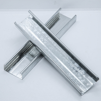 Profil métallique industriel pour cadre structurel de plafond suspendu. Profil métallique pour angle de mur avec trous.