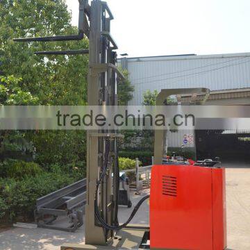 Electric reach forklift truck