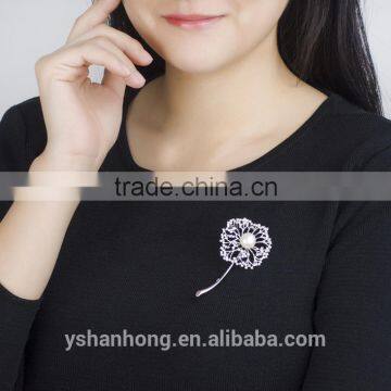 Fashion Natural Pearl Inlay Zircon Shawl Brooch Buckle photo-3