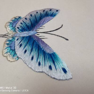 Ручная вышивка на обоях