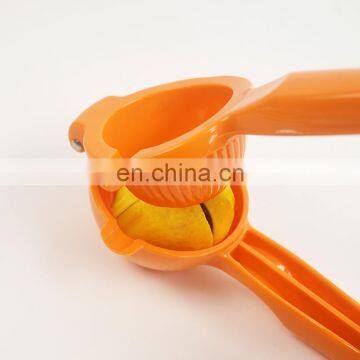 Wholesale Kitchen Accessories Food Grade Plastic Lemon Squeezer Fruit Tool