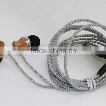 WOOD!latest! Wired Wood Earphones Competitive Price in Ear Earbuds Stereo Shenzhen Factory photo-3