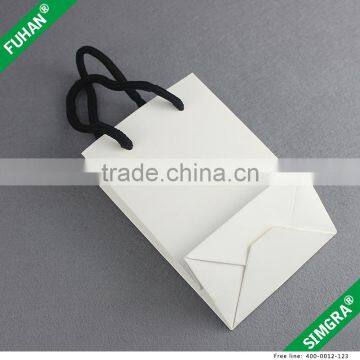 Custom Multicolor Printed Packaging Paper Bag for Clothing photo-3