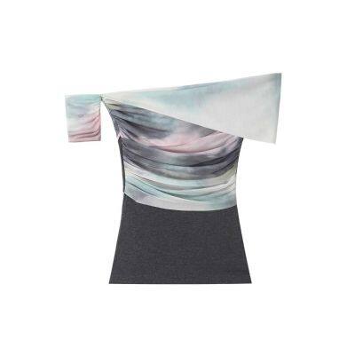 Estilo nuevo de primavera 2025 de Europa y América, camiseta femenina de hombro único con tejido mezclado de malla y cortejo, top doblado