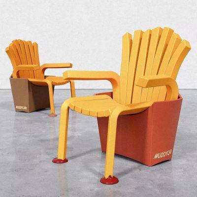 Стулья с изогнутыми формами от MUDDYCAR, которые имеют причудливую тему быстрого питания, являются произведениями резиночного искусства, подходящими для использования в качестве мебели в домашних баре или кафе.