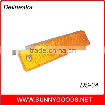 Single reflector iron lining plastic delineator