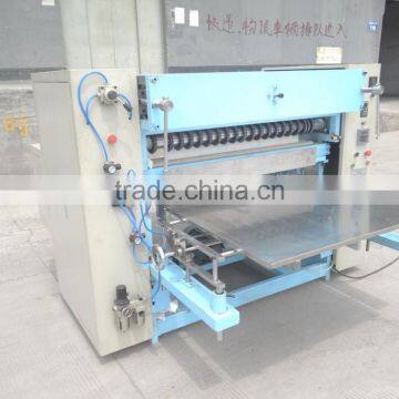 Multi-specifications sanitary cotton pad cutting machine