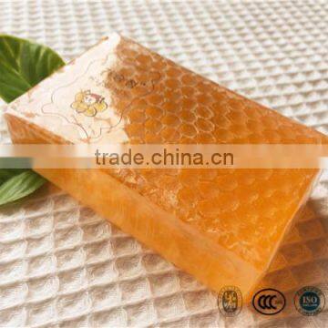 Daily moisturizing and whitening soap with honey essence