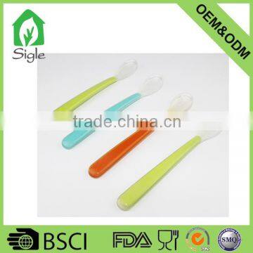 Hot Sale Assorted Colors Silicone Babyinfant Spoon Designed to Start Feeding Solids to Infants