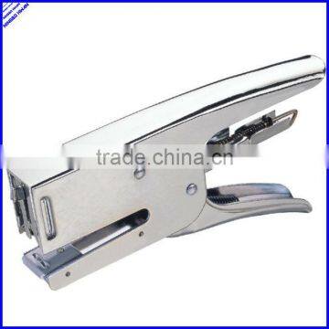 Las manos de alicate metal engrapadora