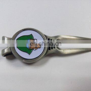 Customized zinc alloy material antique silver casting divot tool with a personalized design ball marker