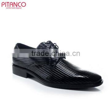 The embossed patent leather lace-up men dress shoe