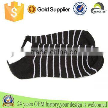 Custom wholesale mens fashion black and white stripes socks