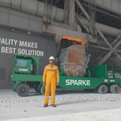 Тяжелый ковш-носитель для транспортировки расплавленного металла на сталелитейном заводе
