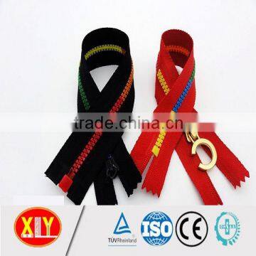 high quality custom puller contrast color plastic zipper , bag zipper