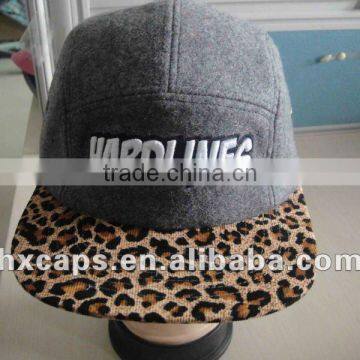 Wool material leopard flat top cap