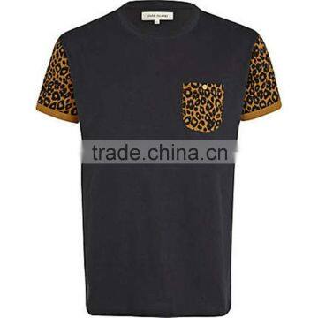 Stylish T shirt with leopard prints sleeves and pockets