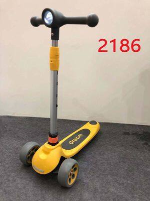 Детские самокаты: детские трехколесные музыкальные светящиеся складывающиеся игрушки, для активных игр на улице, для мальчиков и девочек, с педальным приводом