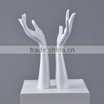 ring display female mannequin hands