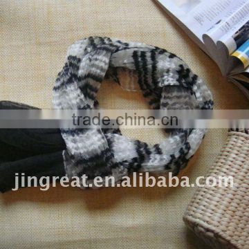 Black and white striped wrinkle scarf