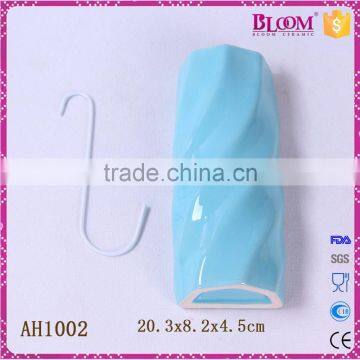 manual ceramic humidifier with plastic spraying "S" hook