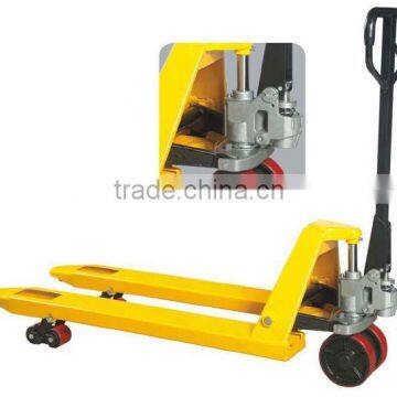 China Easy operate 2.5 ton hand pallet truck