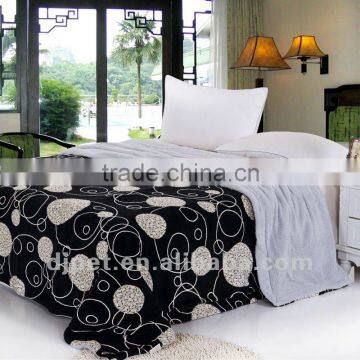 100% polyester black coral fleece quilt with white patterns