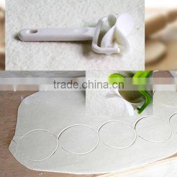 Wholesale Stock Small Order Kitchen 360 Degree Rotate Dumpling Wrapper Mould