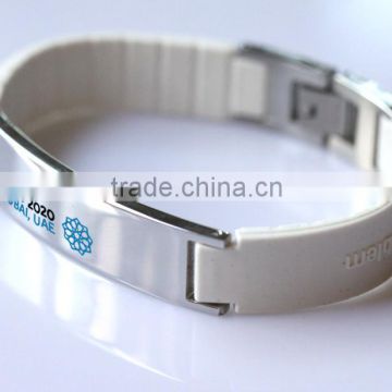 adjustable silicon black wristband with engraved uae logo